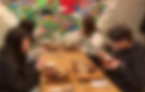 2025年フードフェスで食事を楽しむ親子