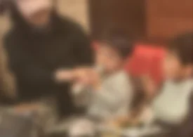 店内で食事をする家族