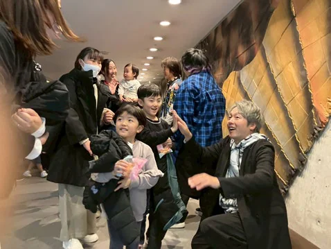 みんなで歌って踊る
