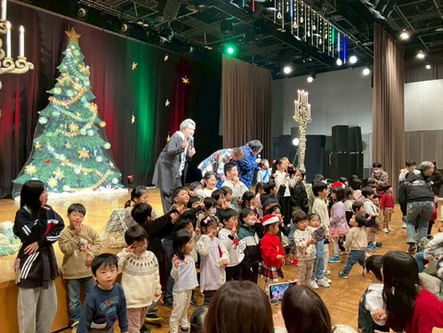 ステージ前に集まった子どもたち